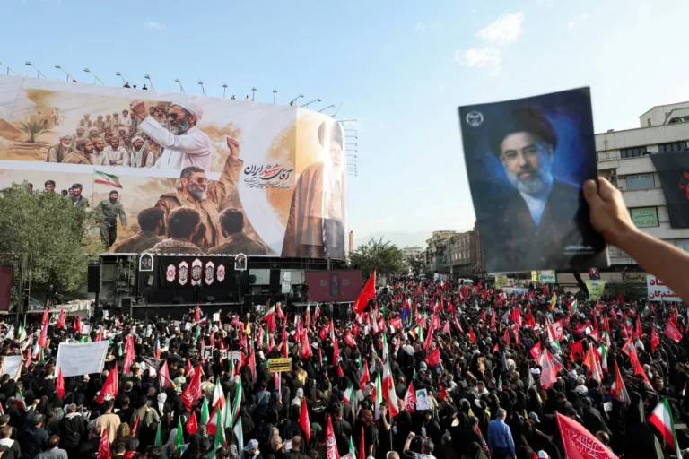 Multidão toma as ruas de Teerã no funeral do aiatolá Ali Khamenei