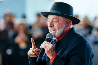 Lula critica lei eleitoral sobre entrega de obras: 