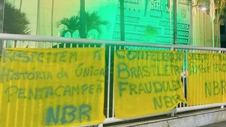Sede da CBF é alvo de protesto após queda do Brasil na Copa: “Fraudulenta”