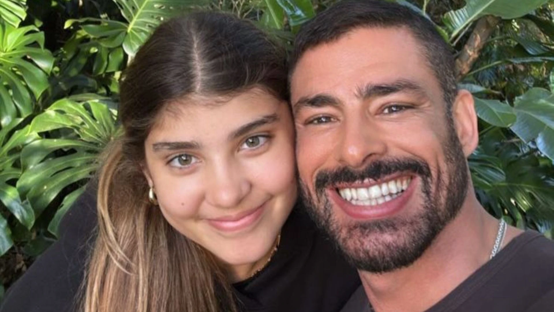 Cauã Reymond recebe presentes da filha Sofia após viagem com a mãe