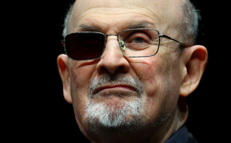 Agressor do escritor Salman Rushdie é considerado culpado de terrorismo