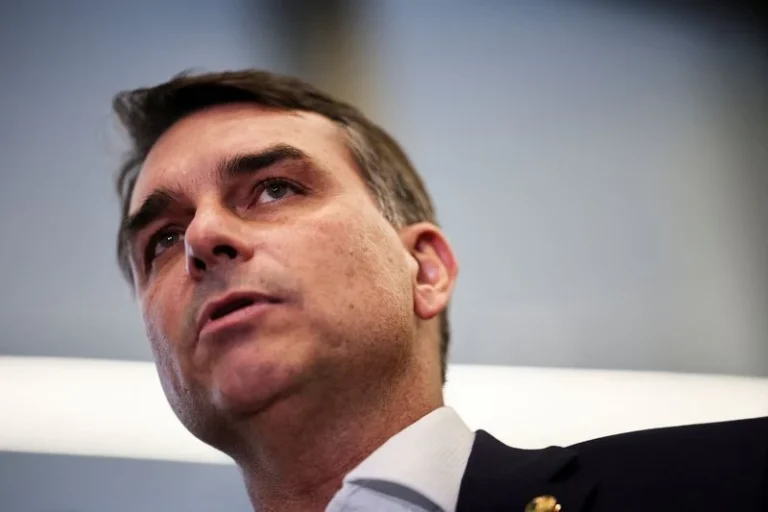 Quem é Flávio Bolsonaro, que PL oficializa candidato em convenção hoje