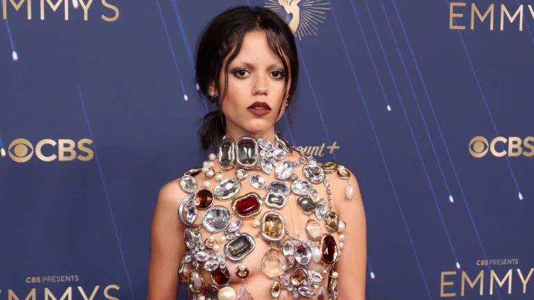 Irmã de Jenna Ortega reage à críticas ao corpo da atriz: “Deixem ela em paz