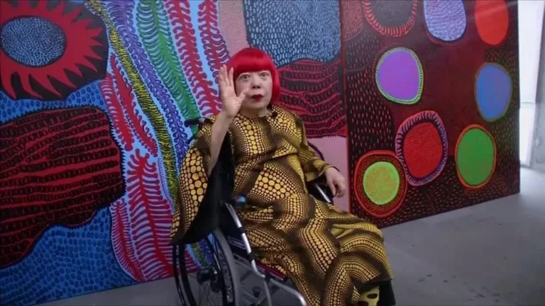 Yayoi Kusama, renomada artista plástica japonesa, morre aos 97 anos