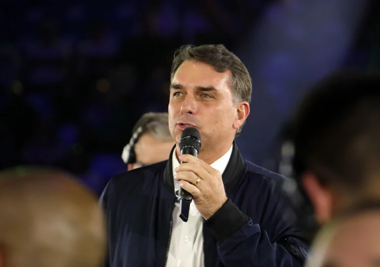 Flávio diz que seu gabinete achou que e-mails do Missão eram “spam”