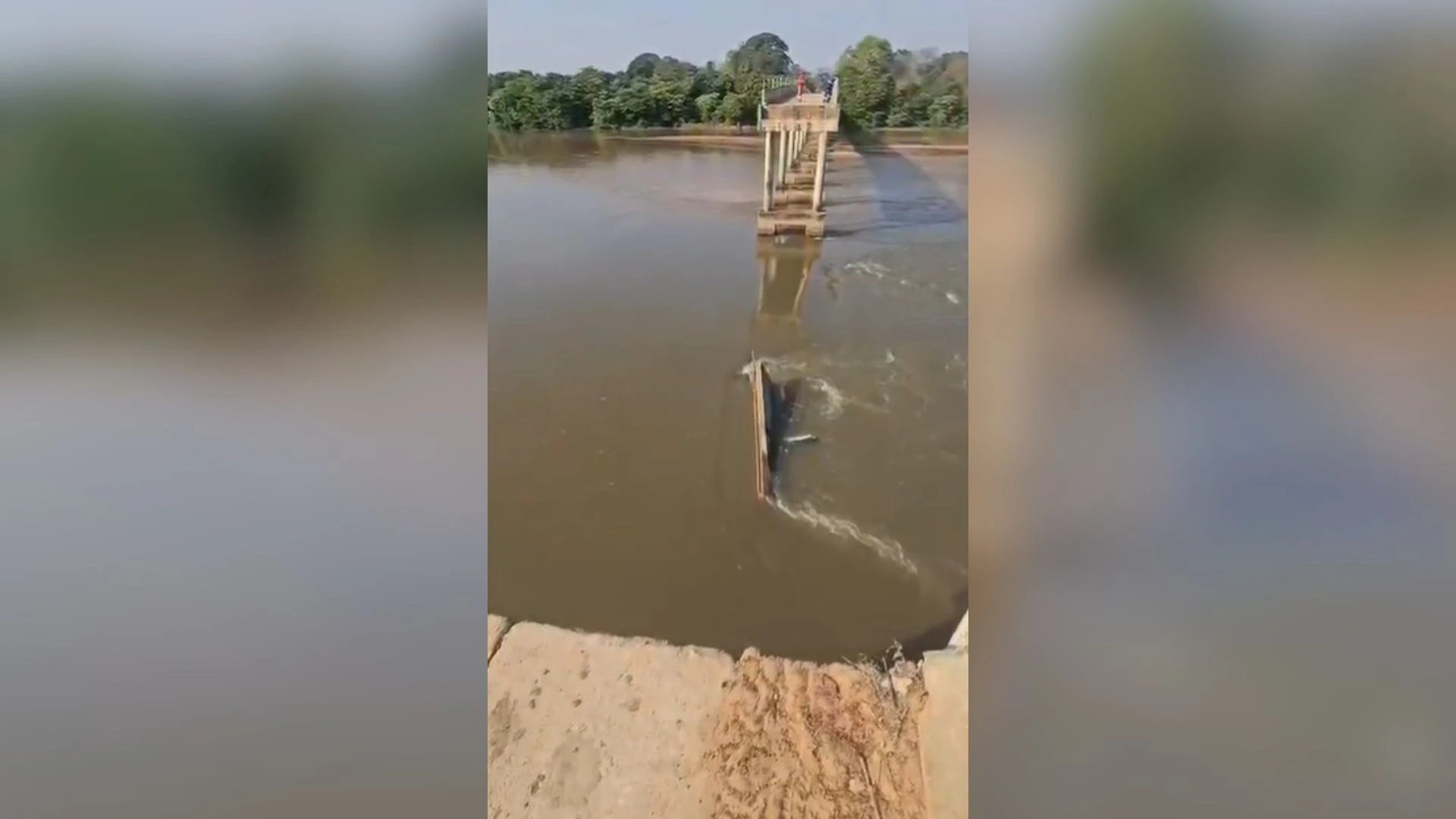 Homem morre após ponte ceder e caminhão cair em rio no MS