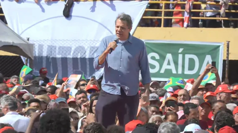 Haddad lança campanha em evento exaltando Lula