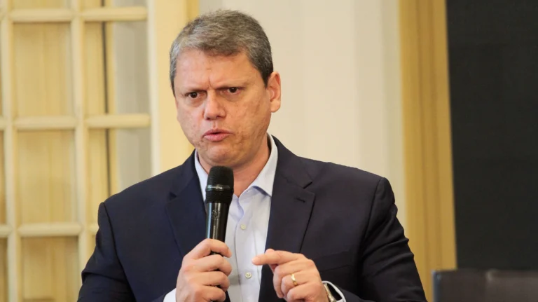 Tarcísio diz que Haddad “só fala bobagem” após acusação sobre Dark Horse