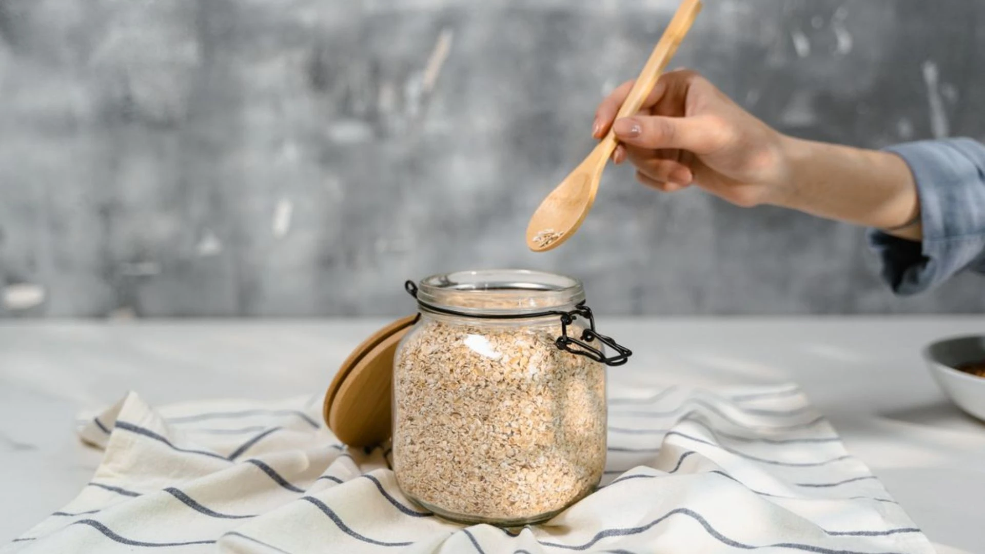 Fibras alimentares quando consumidas com iogurte ou leite ajudam a cuidar da microbiota intestinal
