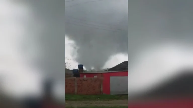 Grande tornado gerado por passagem de ciclone bomba atinge RS