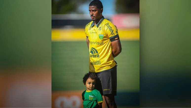 Jogador do Ypiranga FC fez homenagem ao entrar com filho em campo meses antes da morte da criança