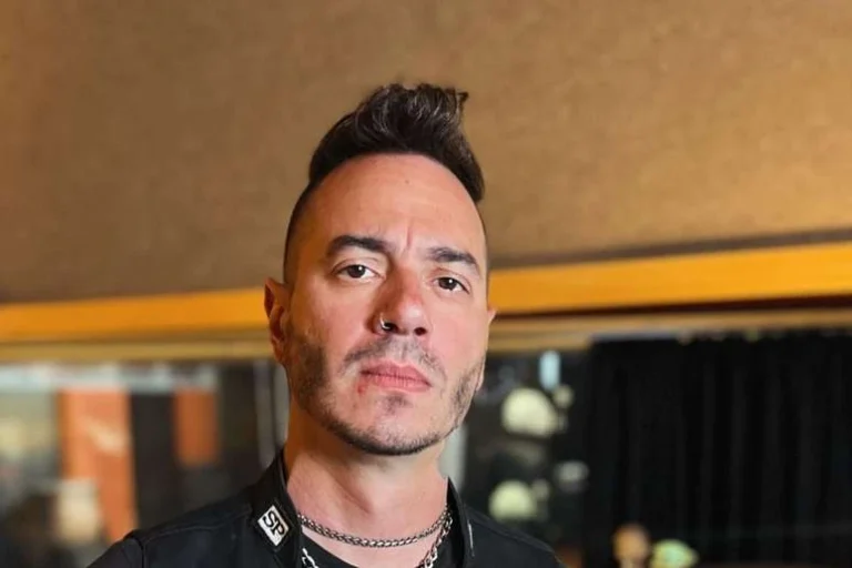 Ex de Clara Aguilar é afastado de banda após acusação de agressão mesmo após ex-BBB voltar atrás e dizer que errou