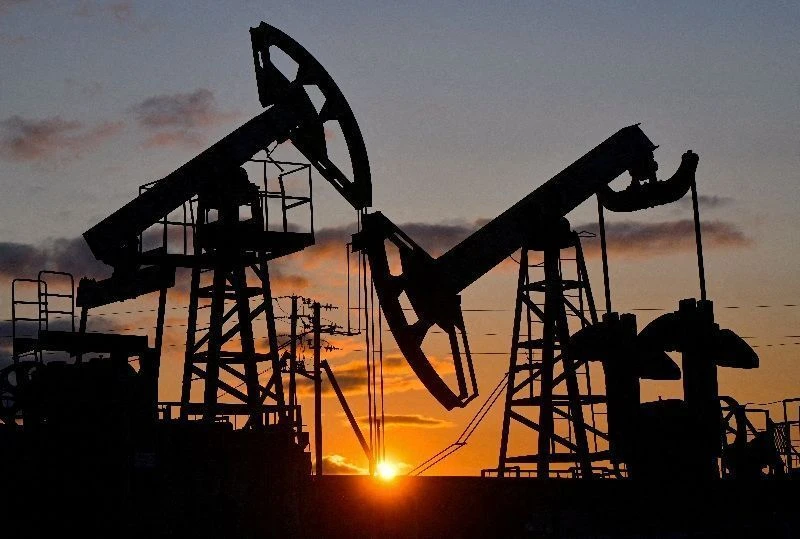 Preços do petróleo sobem mais de 3% com nova escalada no Oriente Médio