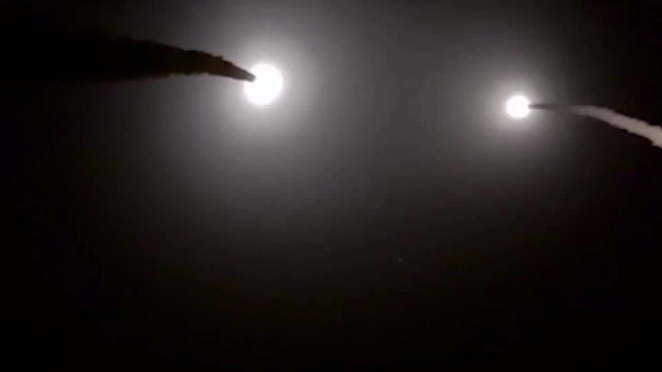 EUA e Irã trocam ataques enquanto trégua na guerra parece chegar ao fim