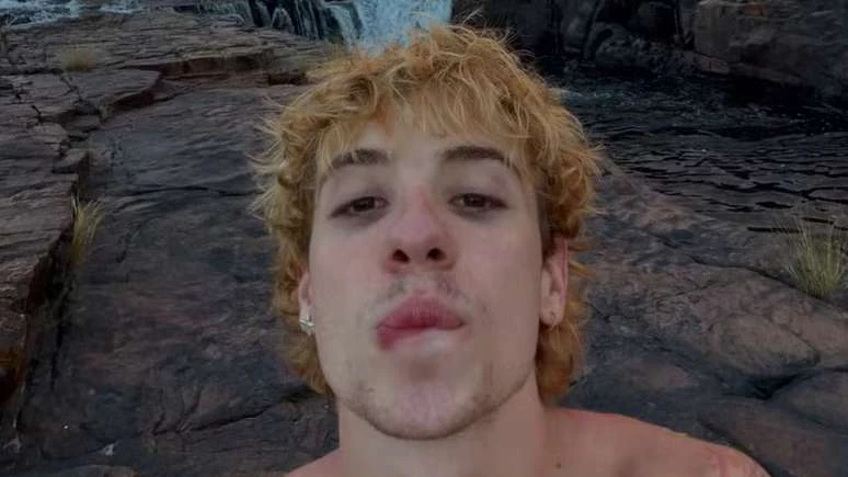 Juliano Floss viaja com famosa 15 dias após fim de namoro com Marina Sena