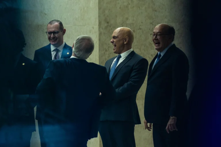 Foto registra ministros do STF rindo em meio à crise entre Moraes e Vorcaro