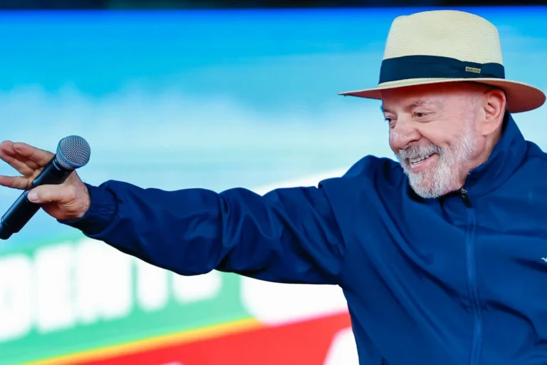 Lula sanciona lei de profissionalização no futebol feminino