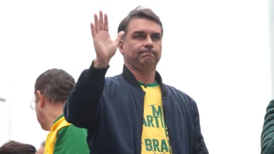 Sob ofensiva do PT, Flávio prepara contra-ataque a Lula antes do 1º turno