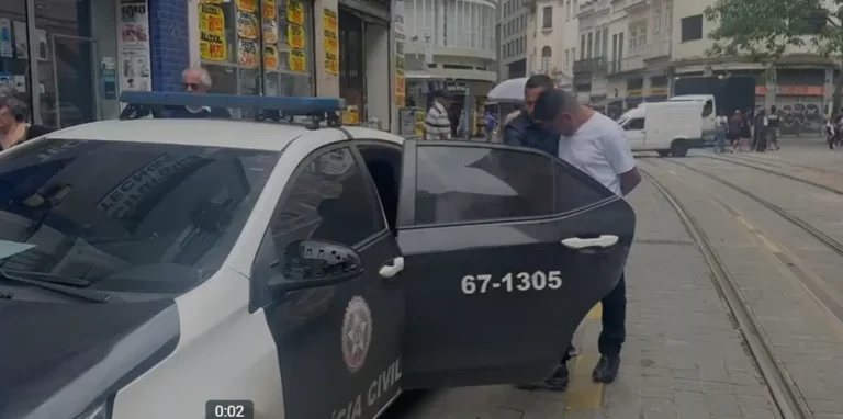 Homem apontado como líder de golpe de celulares é preso no Rio