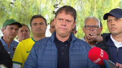 “Operações não enxergam partidos”, diz Tarcísio sobre ação contra PCC