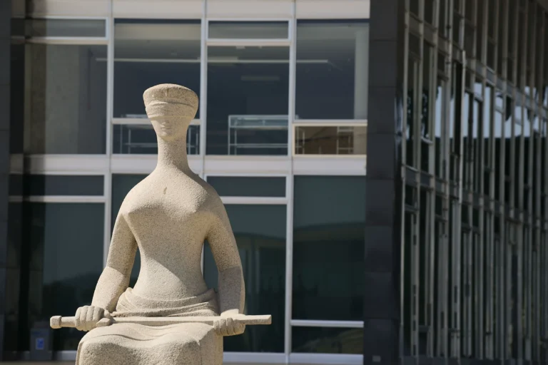 STF iguala licença-maternidade de mães biológicas e adotivas