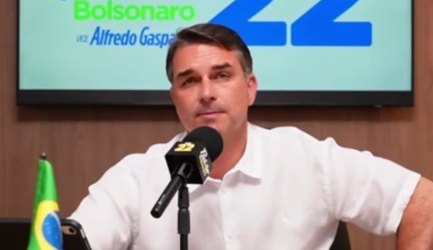 Flávio Bolsonaro diz que, se eleito, manterá reajuste do Bolsa Família