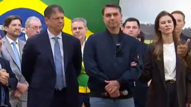 Flávio investe em menções a Deus ao defender preparo e citar 
