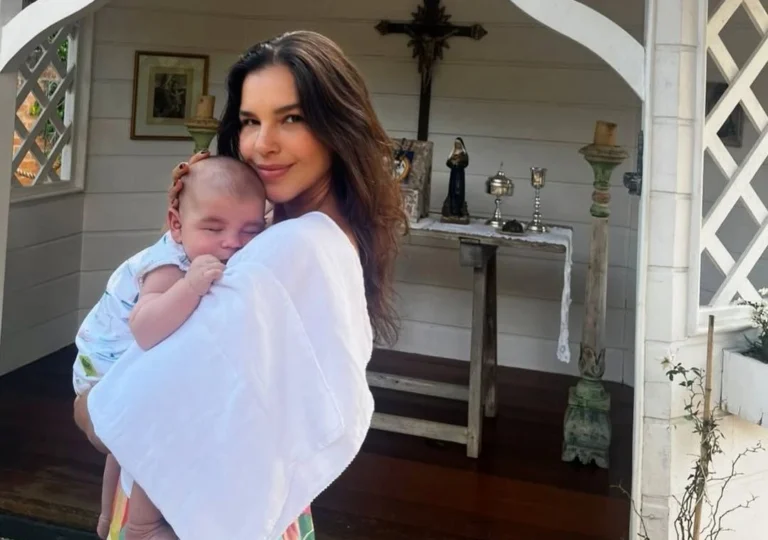 Filho de Mariana Rios encanta em fotos do batizado com semelhança com a mãe