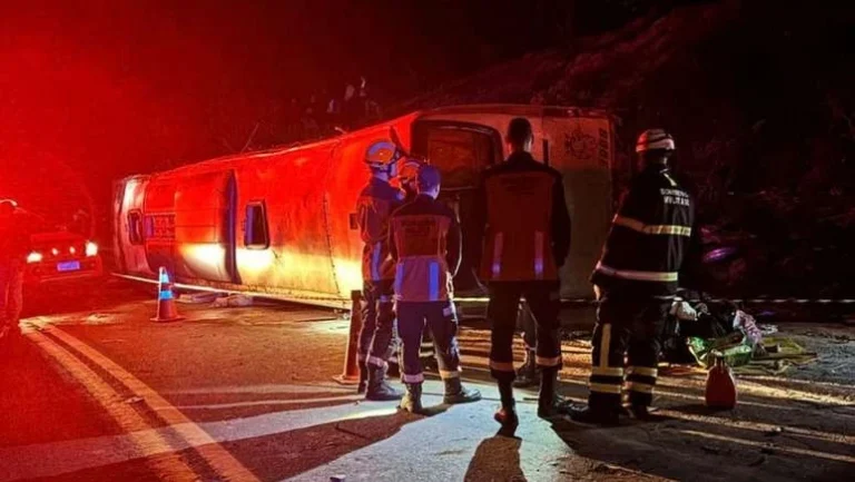 Acidente com ônibus deixa 3 mortos e 44 feridos em rodovia no Espírito Santo