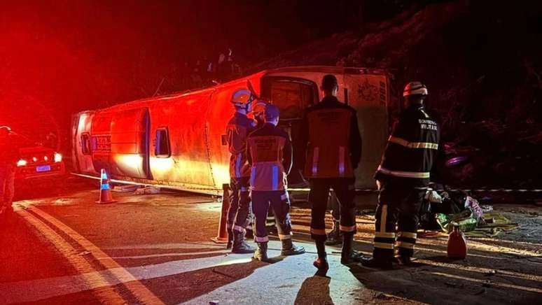 Acidente com ônibus deixa 3 mortos e 44 feridos em rodovia no Espírito Santo