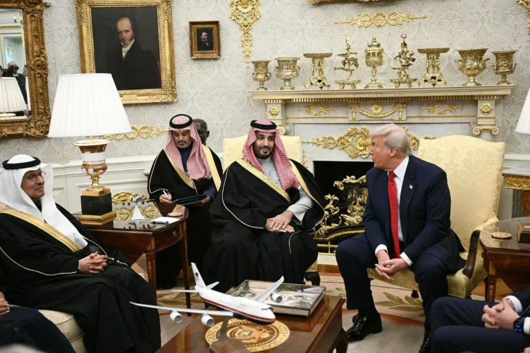 Deputados democratas buscam impedir acordo nuclear de Trump com sauditas