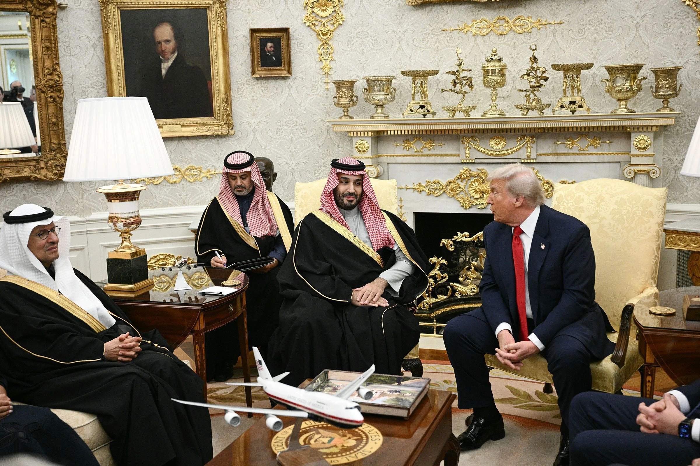 Deputados democratas buscam impedir acordo nuclear de Trump com sauditas