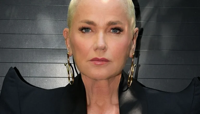 Xuxa exibe shape ao fazer pilates ao lado da cachorrinha