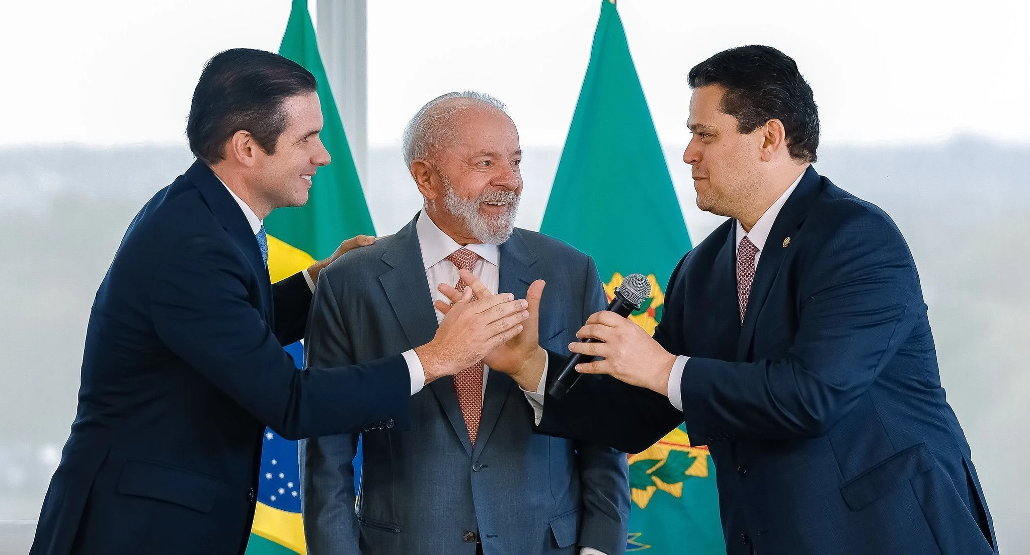 Lula assegura a Hugo e Alcolumbre apoio à reeleição na Câmara e Senado