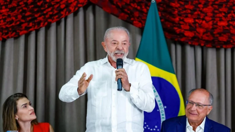 Lula grava com beneficiários de programas enquanto reforça crítica a Flávio