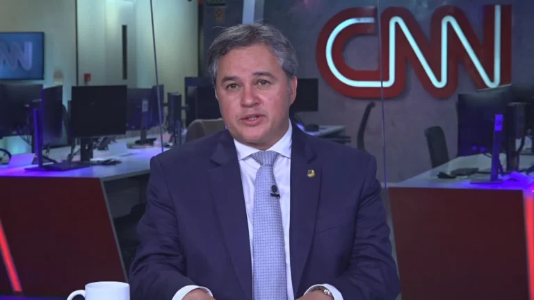 À CNN, Efraim diz que apreensão de passaporte de Flávio é “antidemocrática”