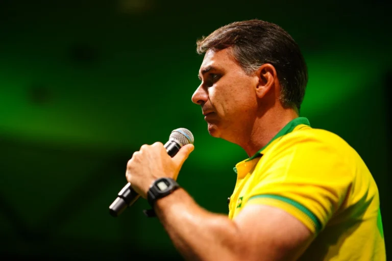 Defesa de Flávio Bolsonaro não consegue contato com o senador