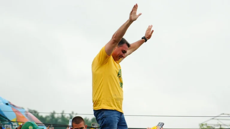 Flávio avalia participar de evento católico em Brasília no feriado