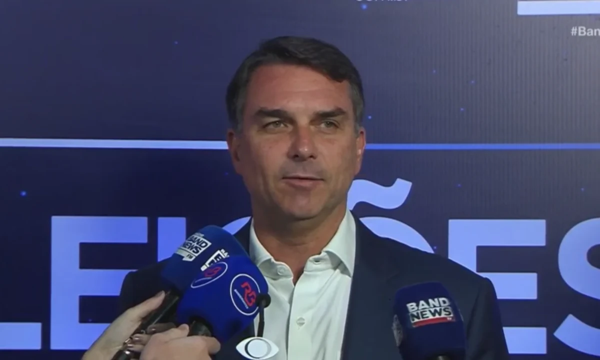 Flávio diz que usará debate para rebater fake news e diferença de projetos