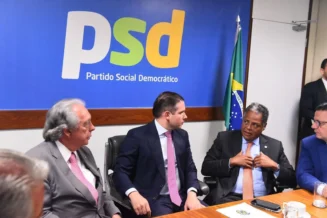 Líder do PSD abre caminho para que partido apoie Hugo à frente da Câmara