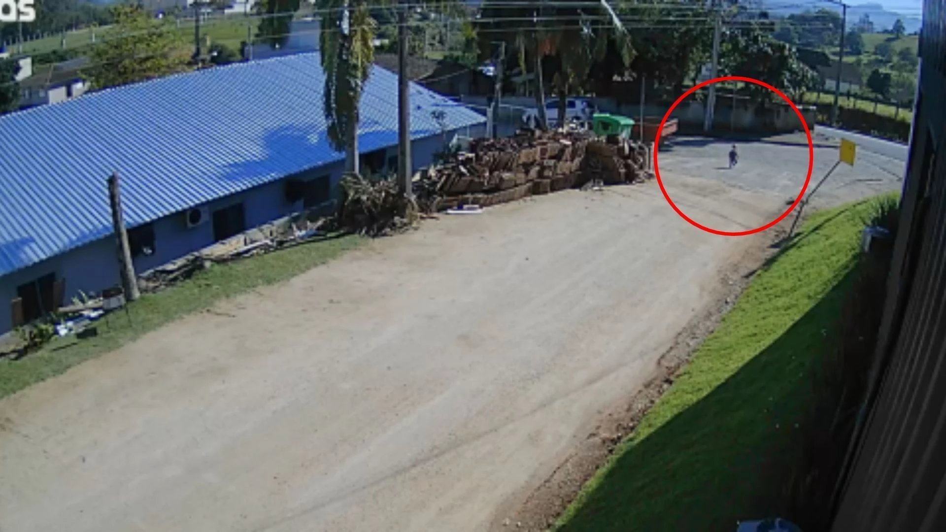 Polícia indicia diretora e vigia de creche de onde bebê saiu sozinho em SC