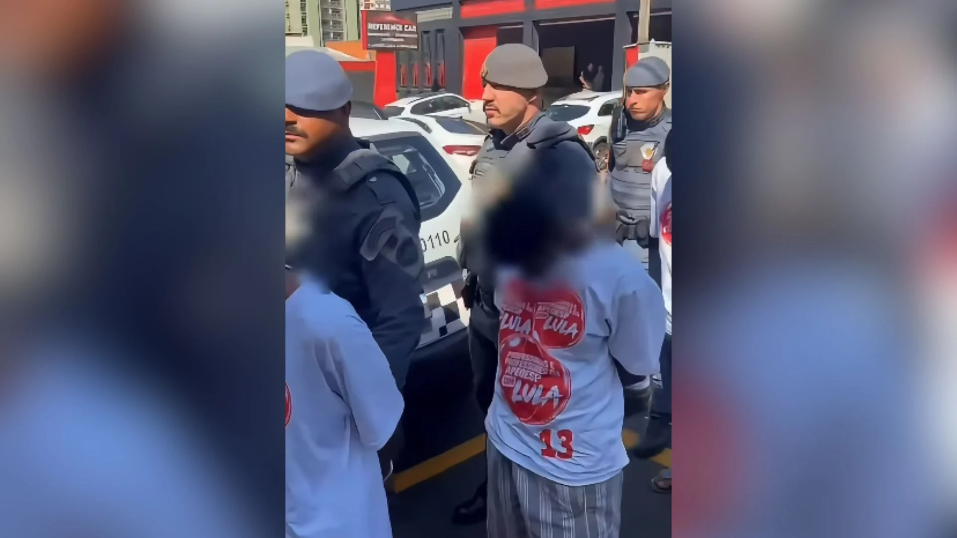 Mulheres registram denúncia contra PMs por pegarem camisetas do PT em SP