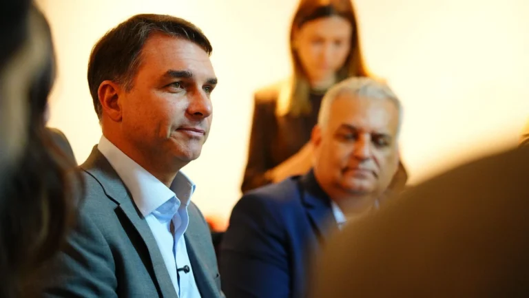 Flávio pede a aliados que mantenham campanha ativa nas redes e nos estados