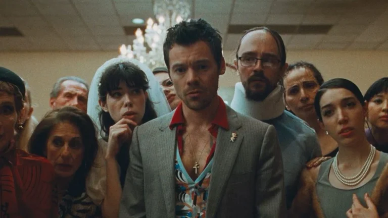 Harry Styles anuncia clipe de “Coming Up Roses” para segunda-feira (26)
