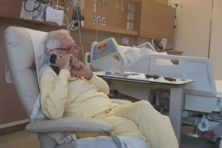Carlos Alberto de Nóbrega aparece animado ao receber ligação de Raul Gil no hospital
