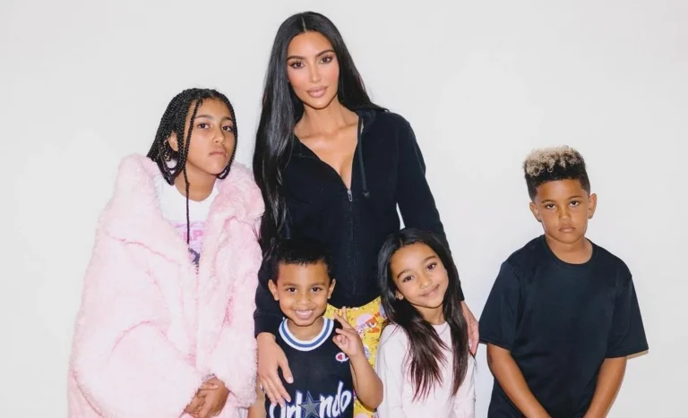 Kim Kardashian revela quantas babás cuidam de seus quatro filhos