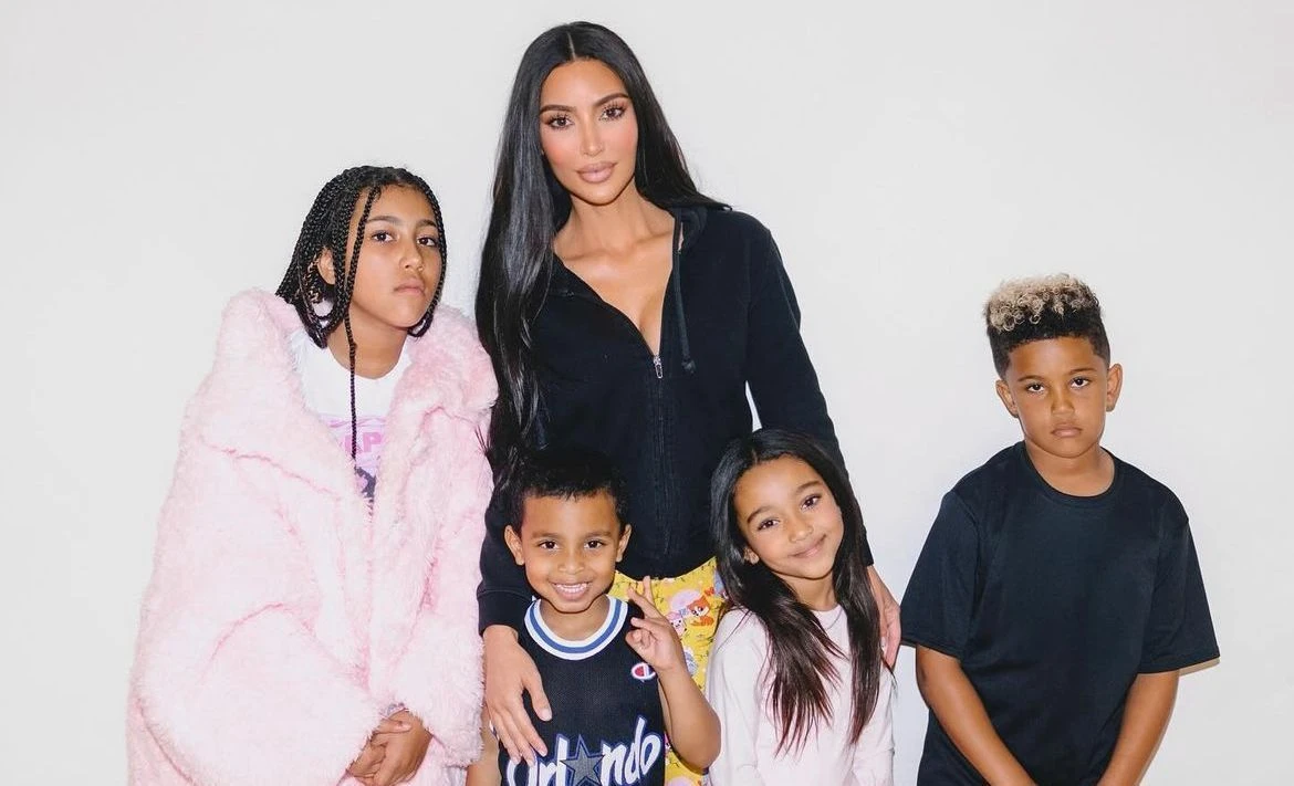Kim Kardashian revela quantas babás cuidam de seus quatro filhos