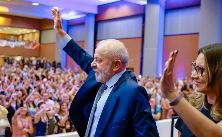 Lula busca uma mulher para assumir Defesa