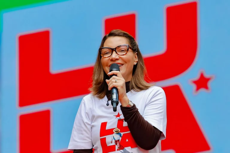 Gabinete de Janja diz que primeira-dama seguirá na campanha de Lula