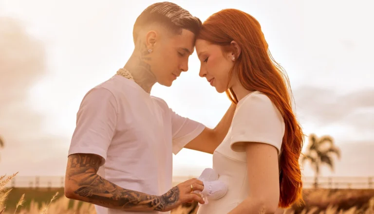 Aos 19 anos, Soso Careca anuncia gravidez de MC Paiva; veja